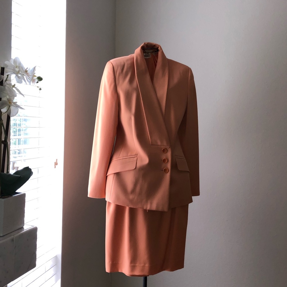 Classic Tangerine & gold Escada suit! 🔶